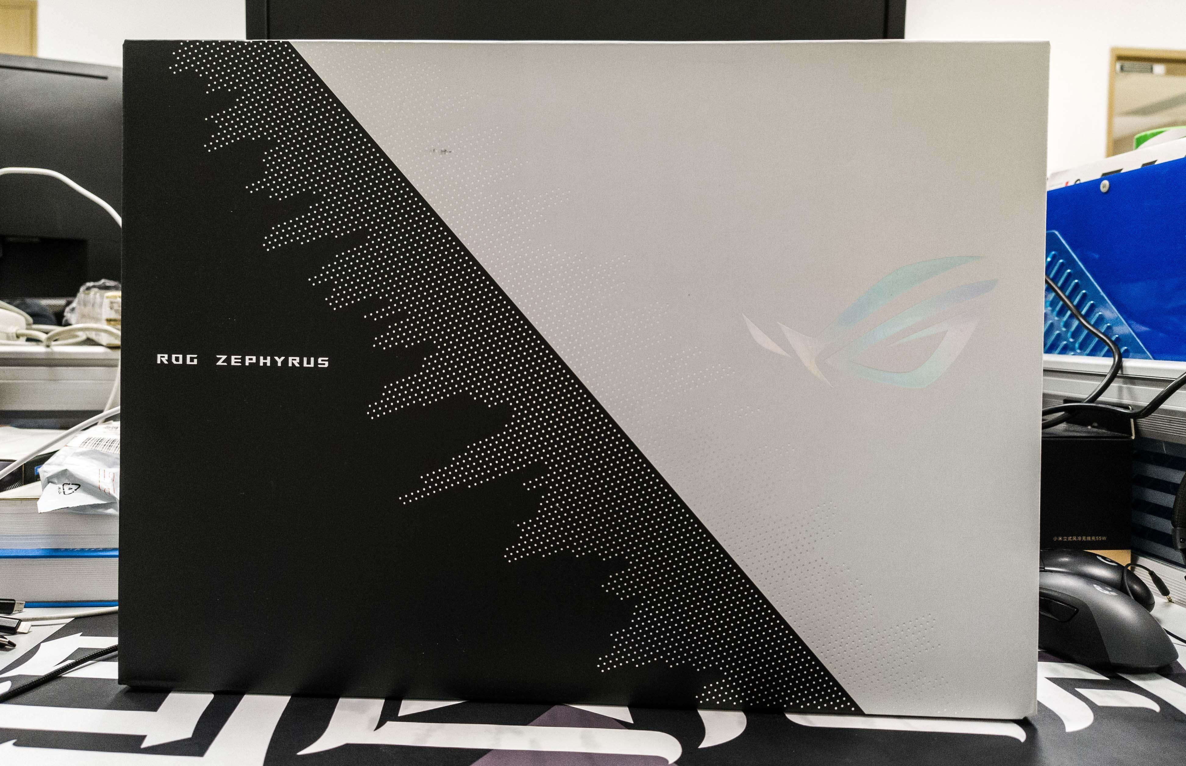 在光线的照射下,会呈现多彩变幻:这一设计风格在2021款的幻14身上也有