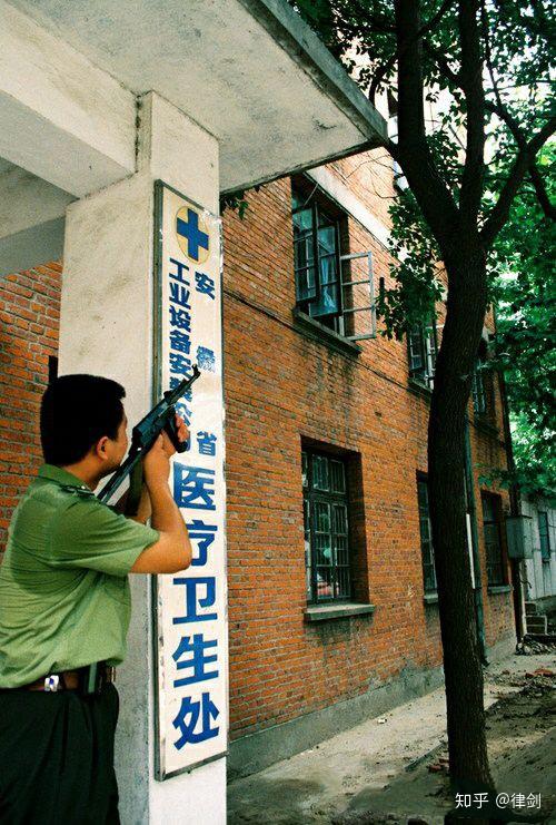 抓捕抬出送医救治看守所内的法子英庭审现场庭审现场1999年12月28日,"