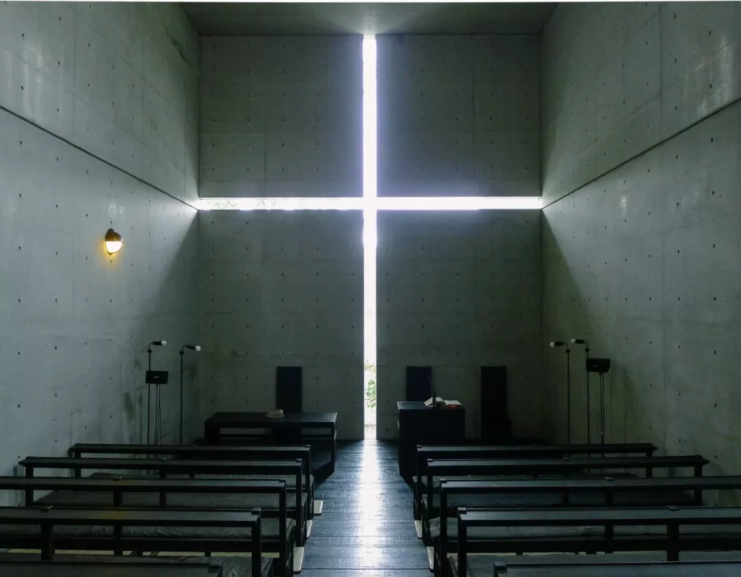 最后是风之教堂从传统教堂用高耸的飞扶壁,骨架券,华丽的装饰到新建筑