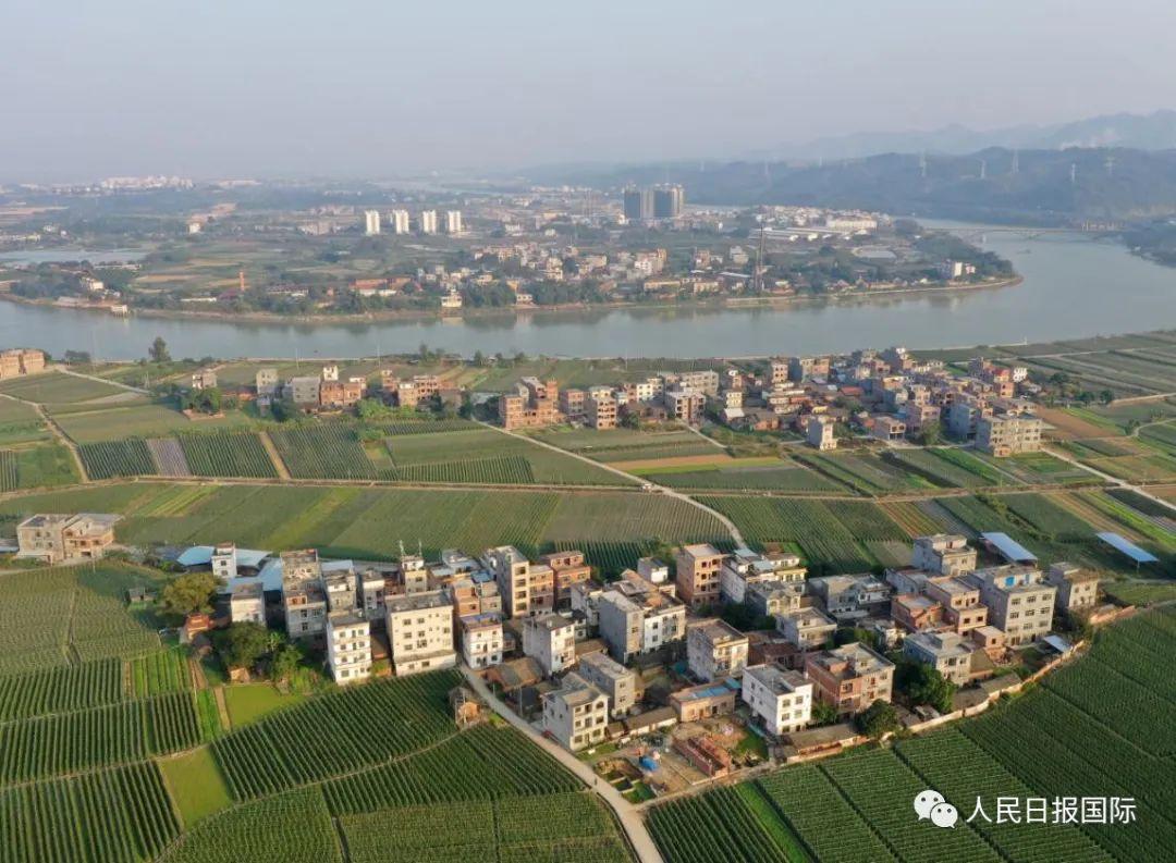 广西田东县思林镇龙邦村的简陋房屋(上)和扶贫搬迁安置点(下).