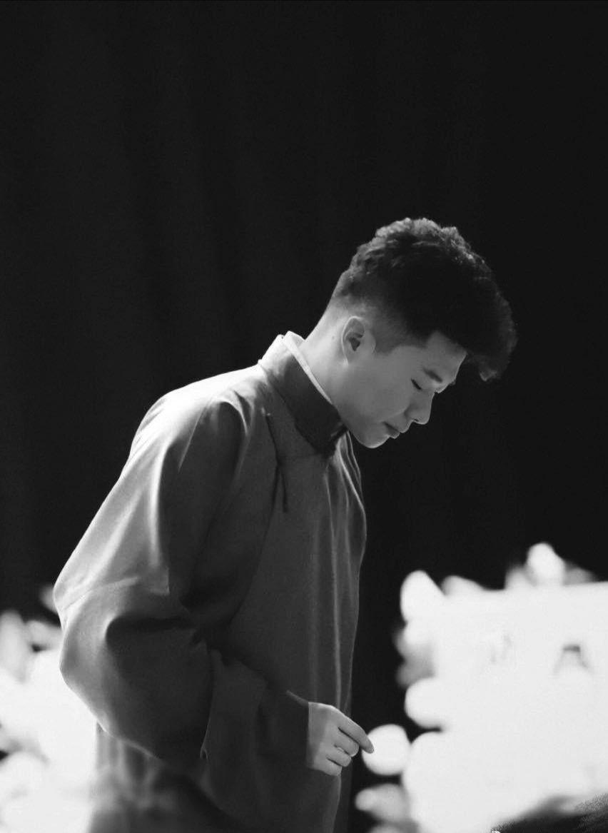 有没有德云社成员很霸气的黑白图片