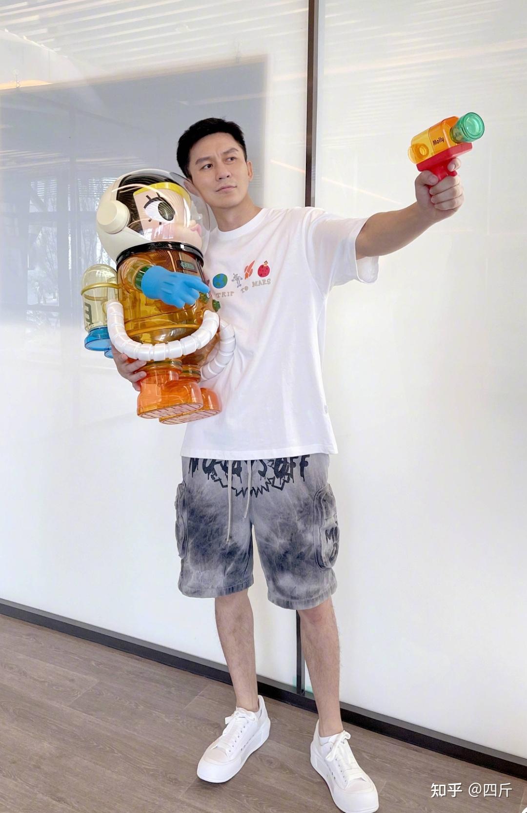 高调炫富李晨抱着上万元玩具娃娃健身晒出微笑合影心情好