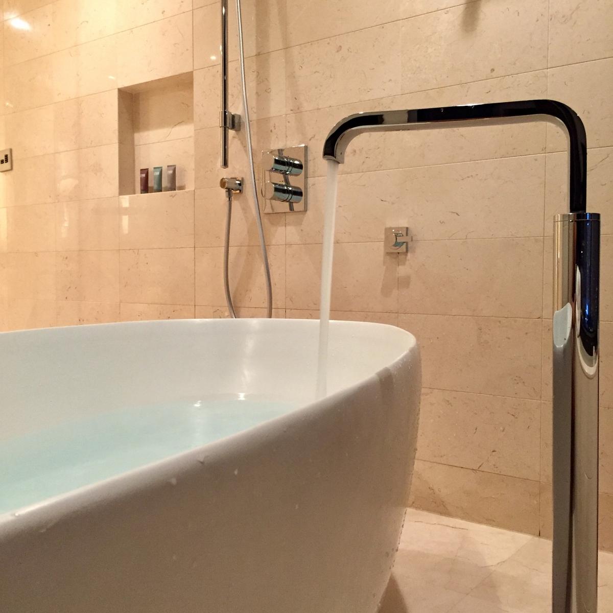 大理石浴室以及步入式淋浴,窗外的珠江依旧没什么好看的.