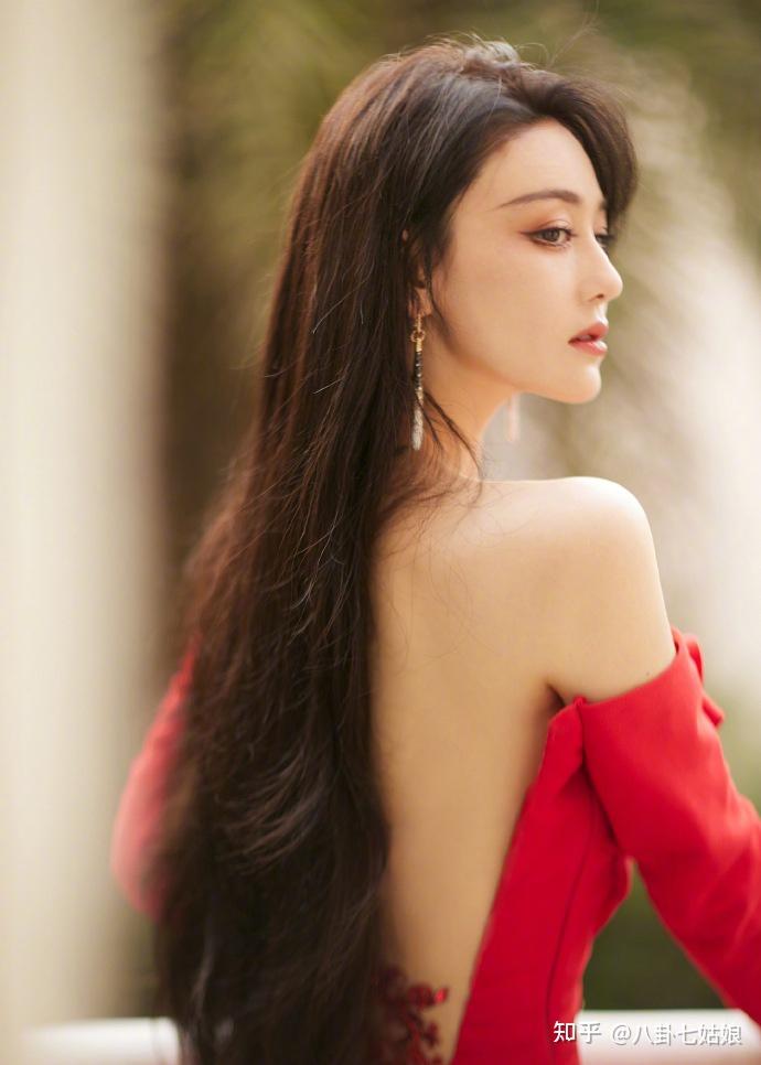 原来张馨予手腕处纹身这么明显,包场片接长发,身上有多处纹身 - 知乎