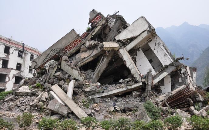 废墟之上汶川大地震中爬出来的孩子