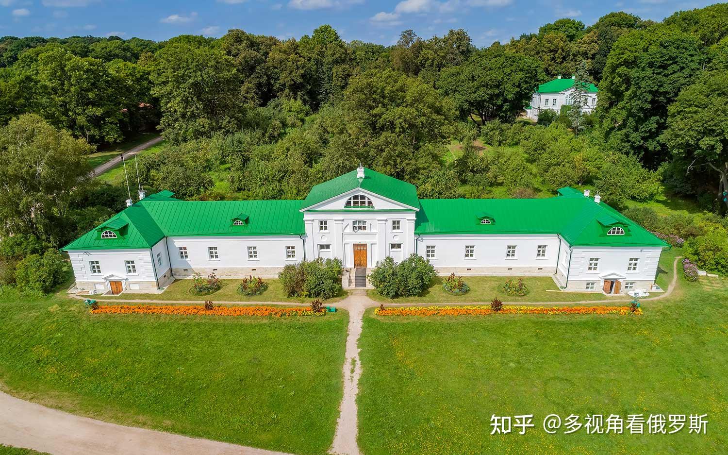 在市区西南,有托尔斯泰庄园,现已经变成了国家博物馆.