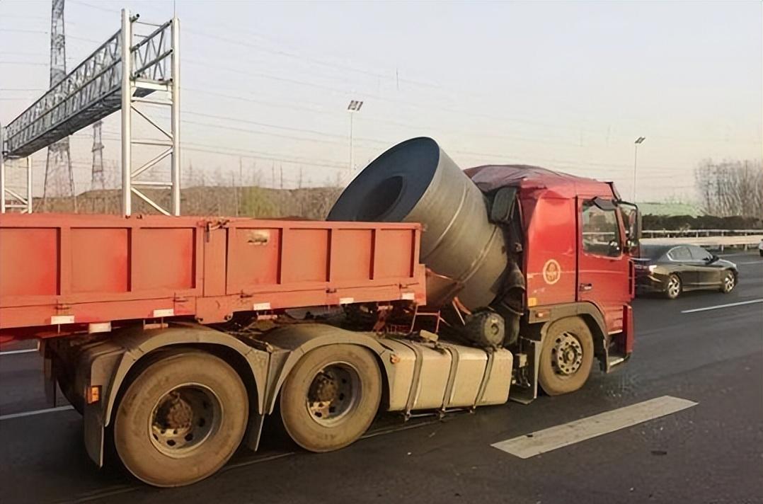 这是因为运输钢卷的危险性远远超过普通货物.