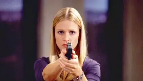 佩内洛普·加西亚是电脑高手,曾经是一名黑客,她在无数的电脑屏幕面前