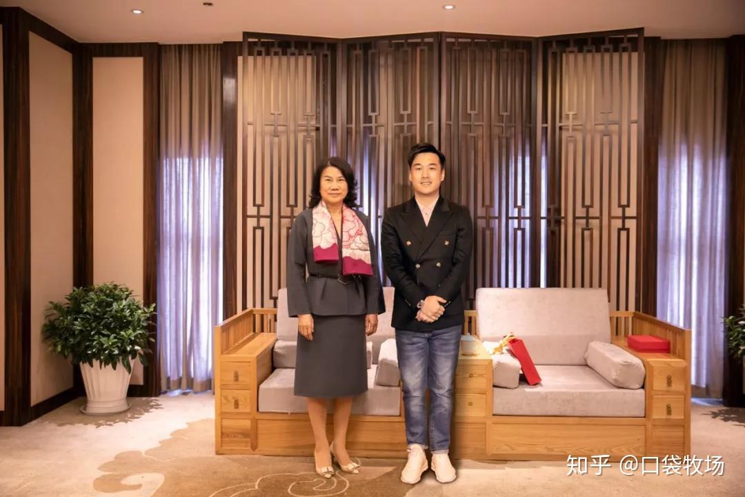 (口袋牧场董事长李浩涵与董明珠女士)在一般人的印象中,工匠精神是