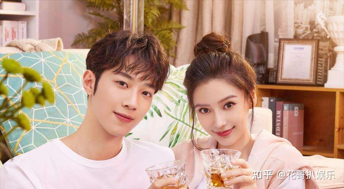 杨颖在悦凯员工手册中站在c位,备受宠爱的杨洋,站在了她的旁边