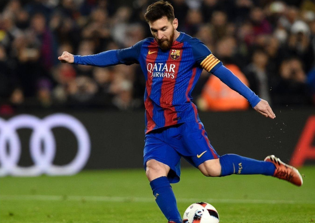 球王梅西4岁踢球13岁转场欧洲称雄足坛4年谢幕战夺魁球王