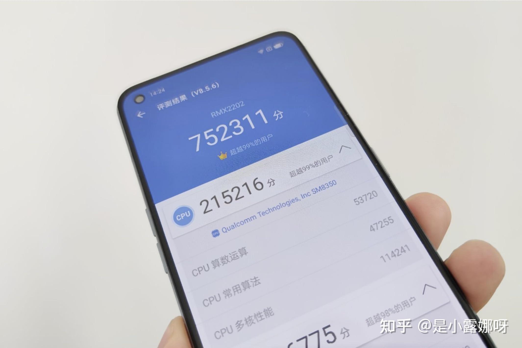 真我gt应该是前置3200万像素,后置6400万像素三摄,自拍比红米要更好