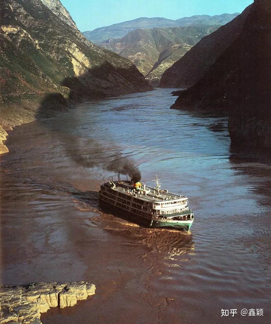 航行在三峡水域的长江客轮20世纪90年代,行驶在外滩水域的"江申116号"