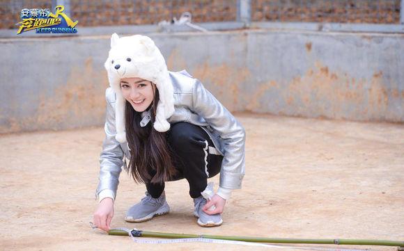 迪丽热巴爱穿的侧纹运动裤,让你腿长2米不是梦