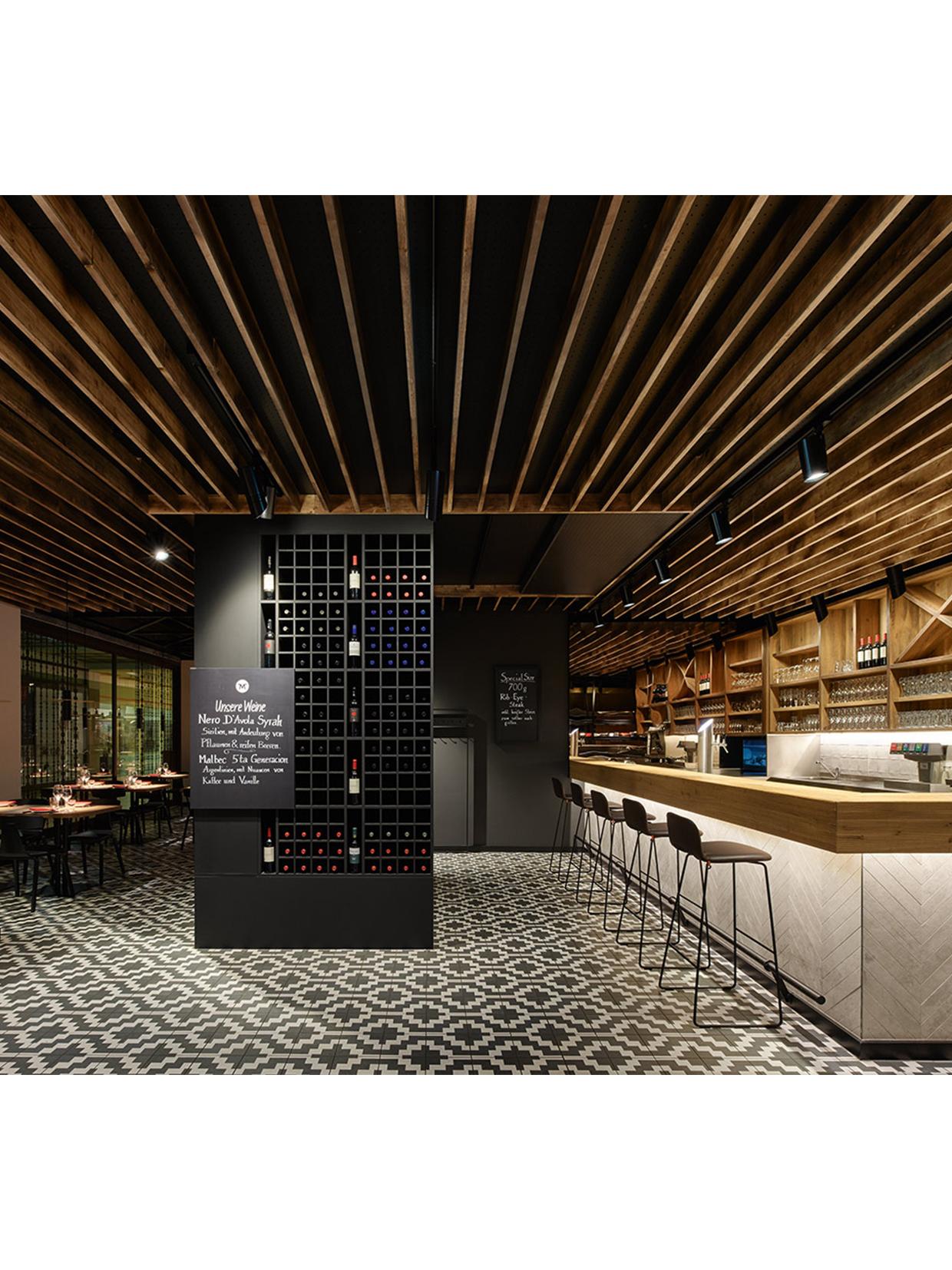 设计师设计分享餐饮设计中顶面用实木来进行设计处理的优秀设计案例