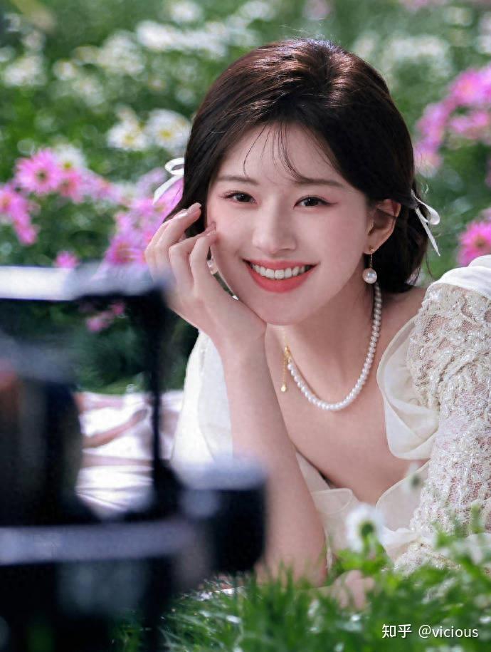 赵露思多巴胺运动风写真大秀小蛮腰曼妙身材太性感撩人