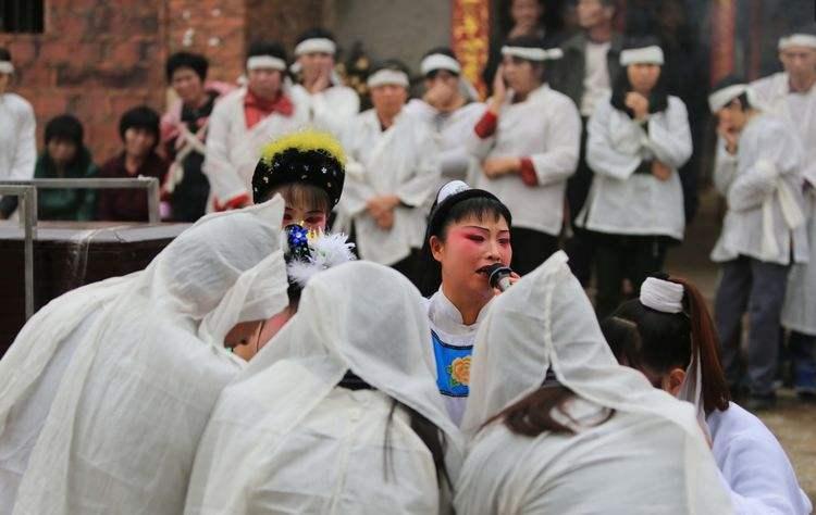 闹丧低俗表演铺张浪费丧葬陋习要不得