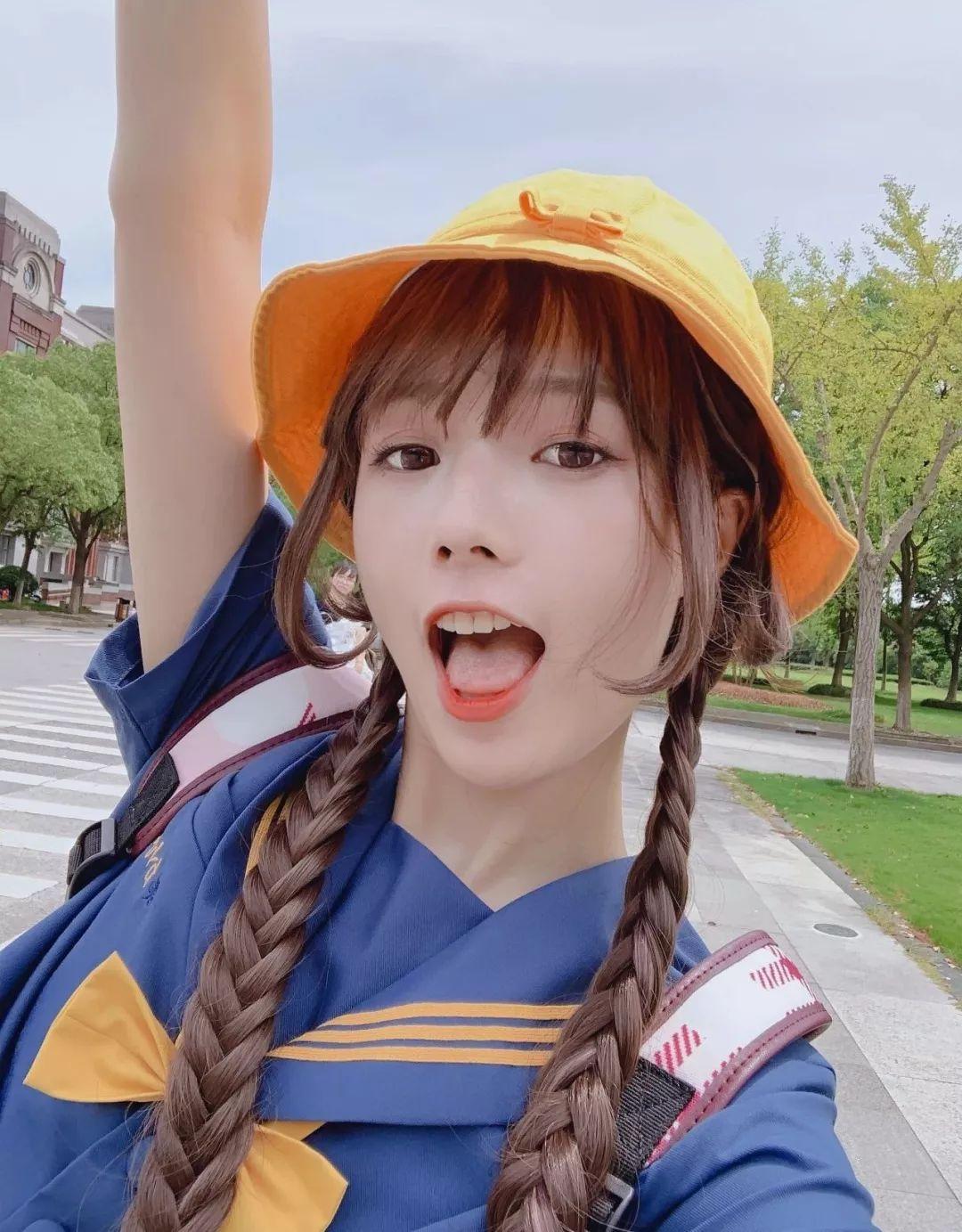 党妹真名叫潘唐颖,早在三年前,她因为喜欢化妆,开始