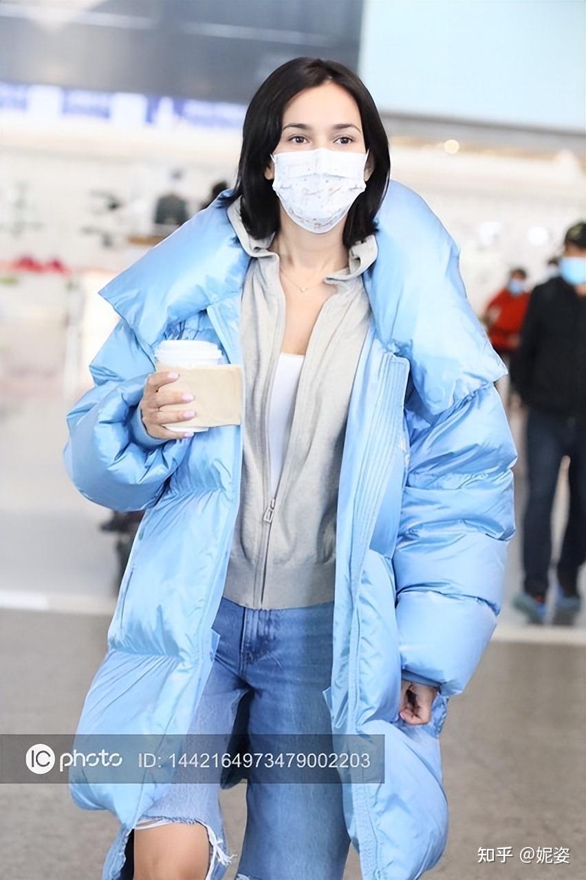 懂得用纵向延伸效果弱化面包服的臃肿感