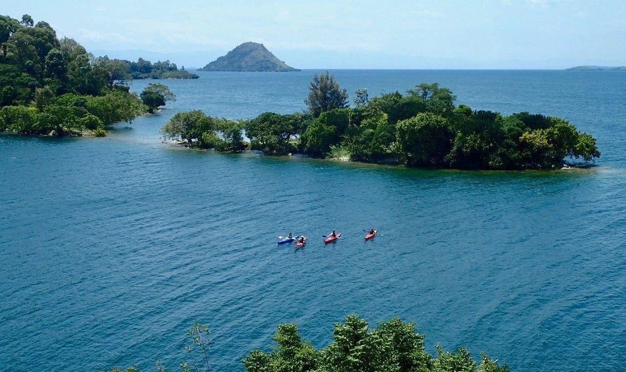 而基伍湖是中部非洲最高的湖泊,也是非洲的大湖之一
