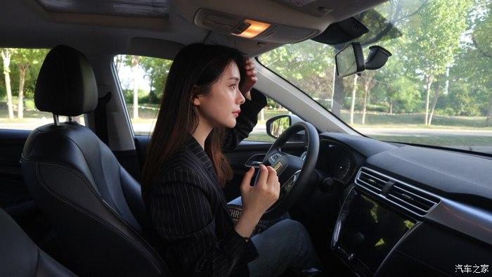 闺蜜也超爱坐我的车,因为宽松,座椅又舒服,可以盘腿坐在副驾喝奶茶,吃