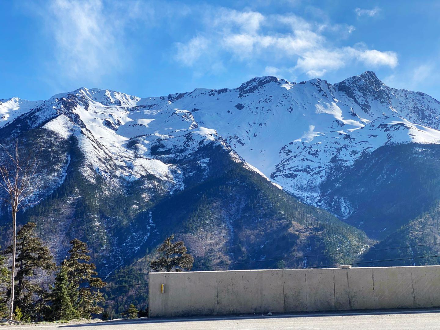 跟着伯曼旅行去往梅里雪山雨崩路上途径白马雪山自然保护区航拍视频