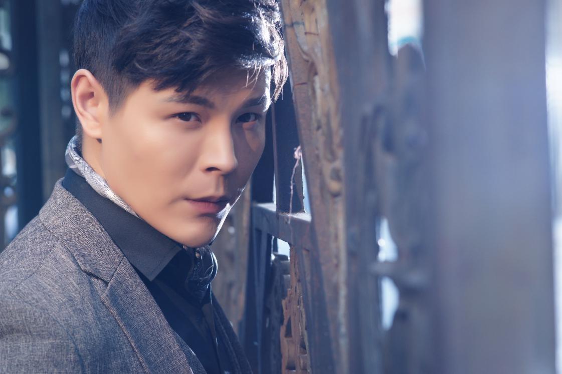 王信然最新写真曝光英伦贵公子范儿十足