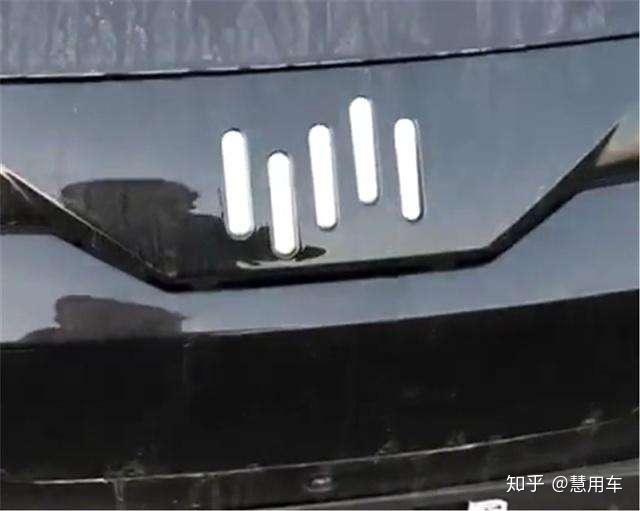 四个竖道的车标是什么车