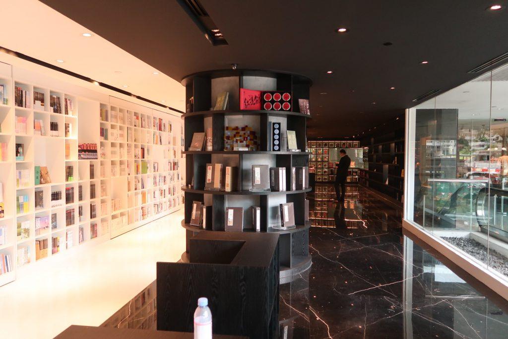 卓尔书店在这里再读书