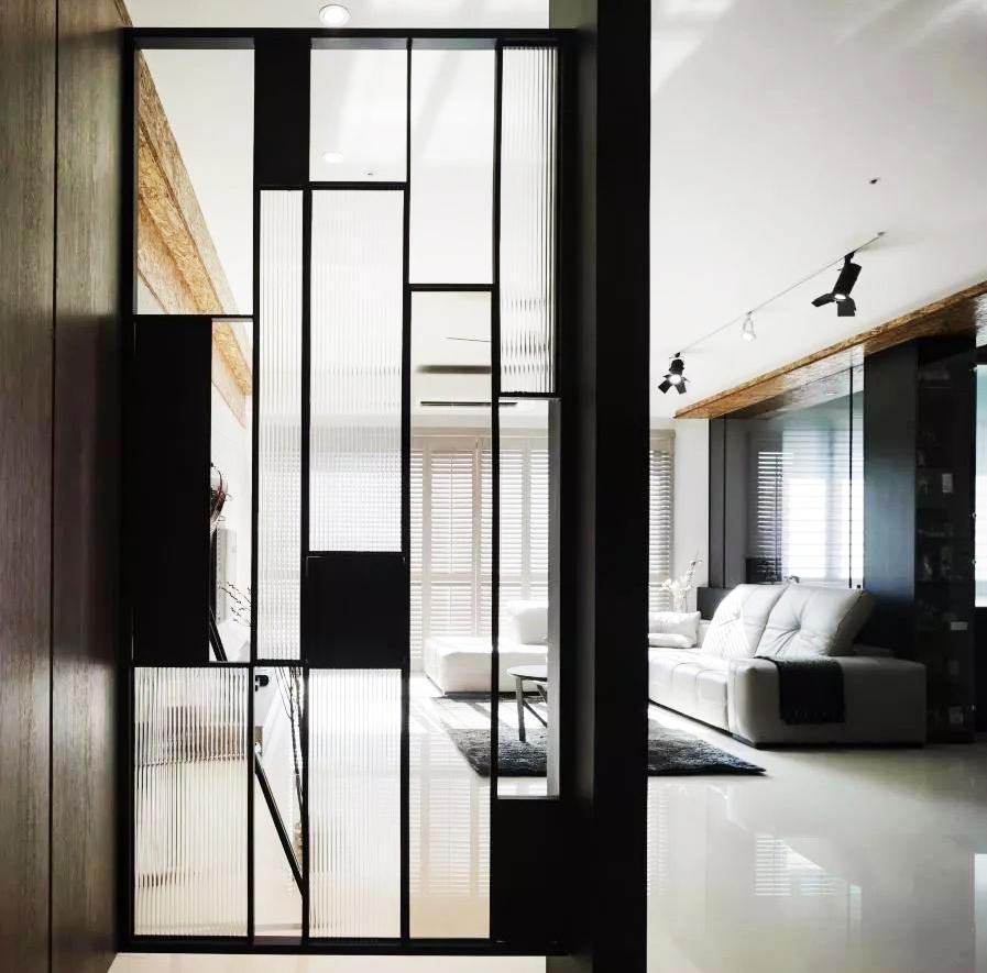 给小厨房开一个窗户,就用黑框玻璃来隔断,从这个"大型"的落地窗来看