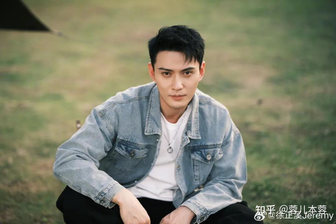 虽然长得很像家里有钱的贵公子,但现实中的徐正溪,平平无奇穷小子罢了