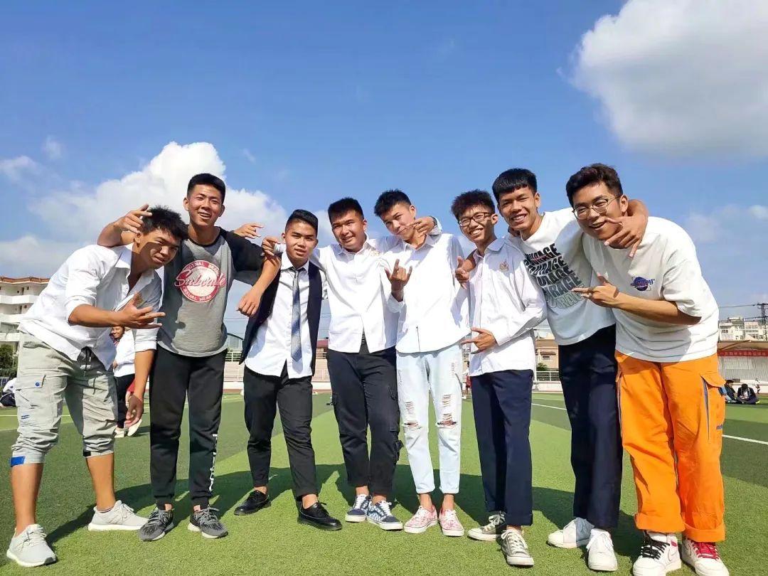 今年十月,云南省石屏县第一中学迎来了100周年校庆,众多校友返回校园
