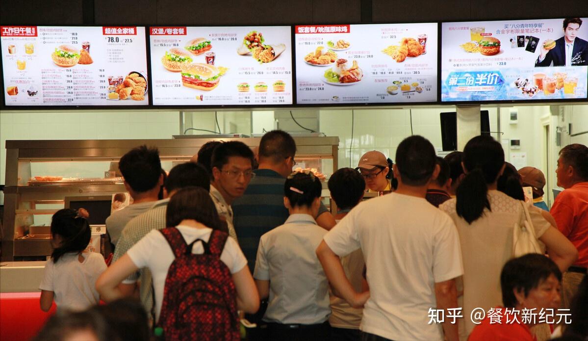 门店排队背后的秘密:为何星巴克横着排,而肯德基却是竖着排?