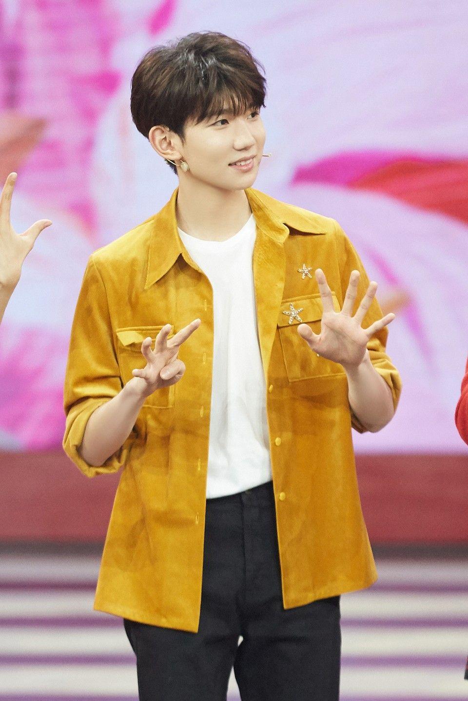 如何看待王源粉丝大规模爬墙史强?(手动狗头)