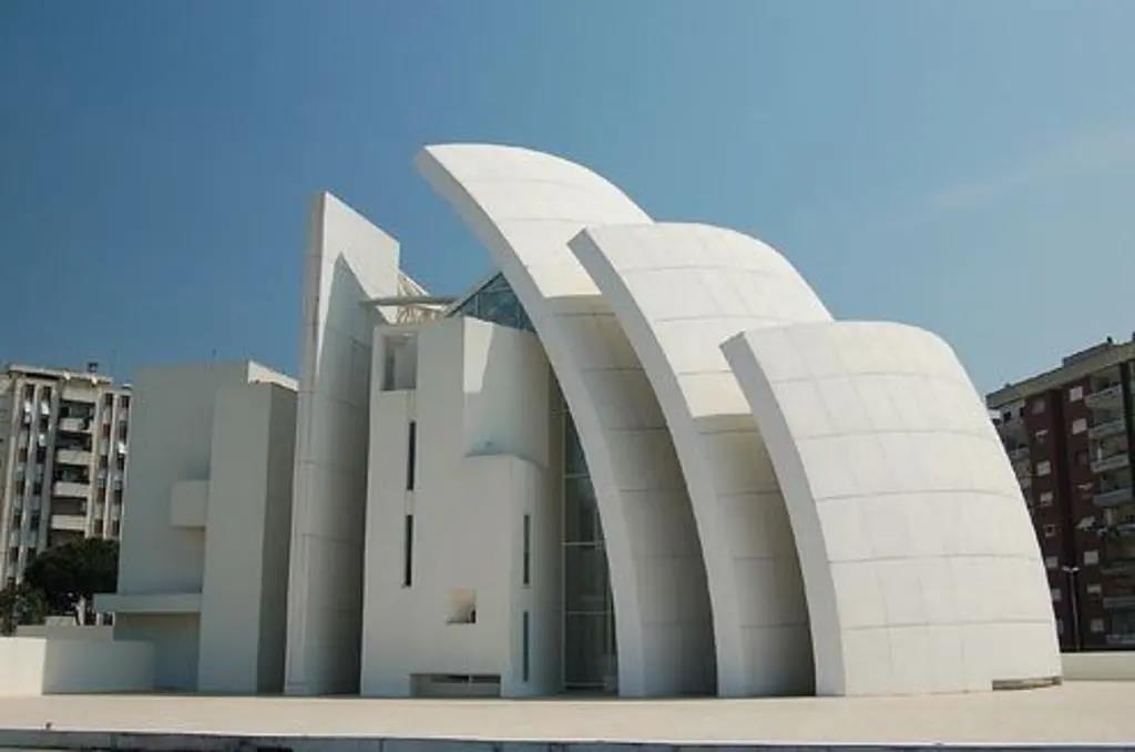 白色教父在夏天你很难拒绝一栋白色的建筑