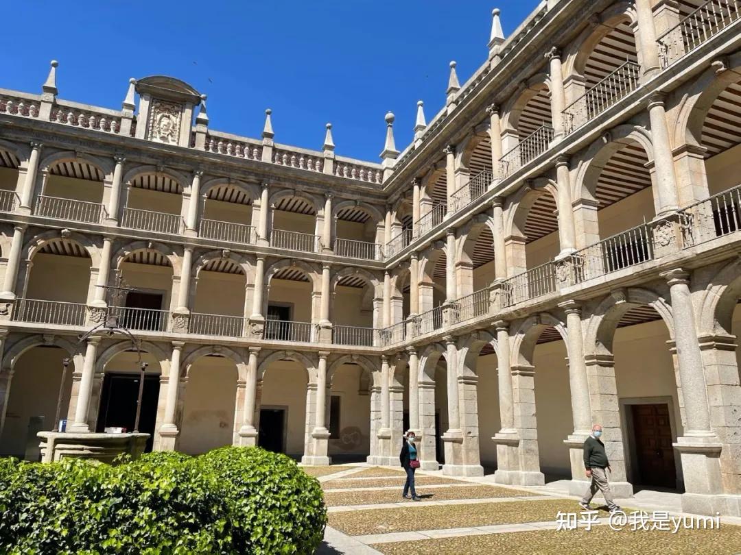 每年国王会在阿尔卡拉大学礼堂颁发西班牙文学的重要奖项——塞万提斯