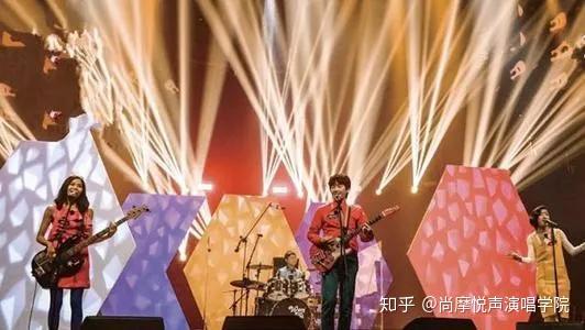 旺福第一次在《乐队的夏天》的舞台上,一首《两个恰恰好》,像一颗水果