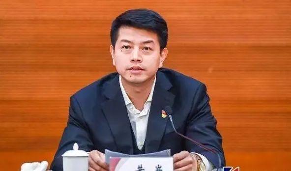 黄巍(资料图)与以上几位略有不同的是,黄巍并未有市级职务,显示出