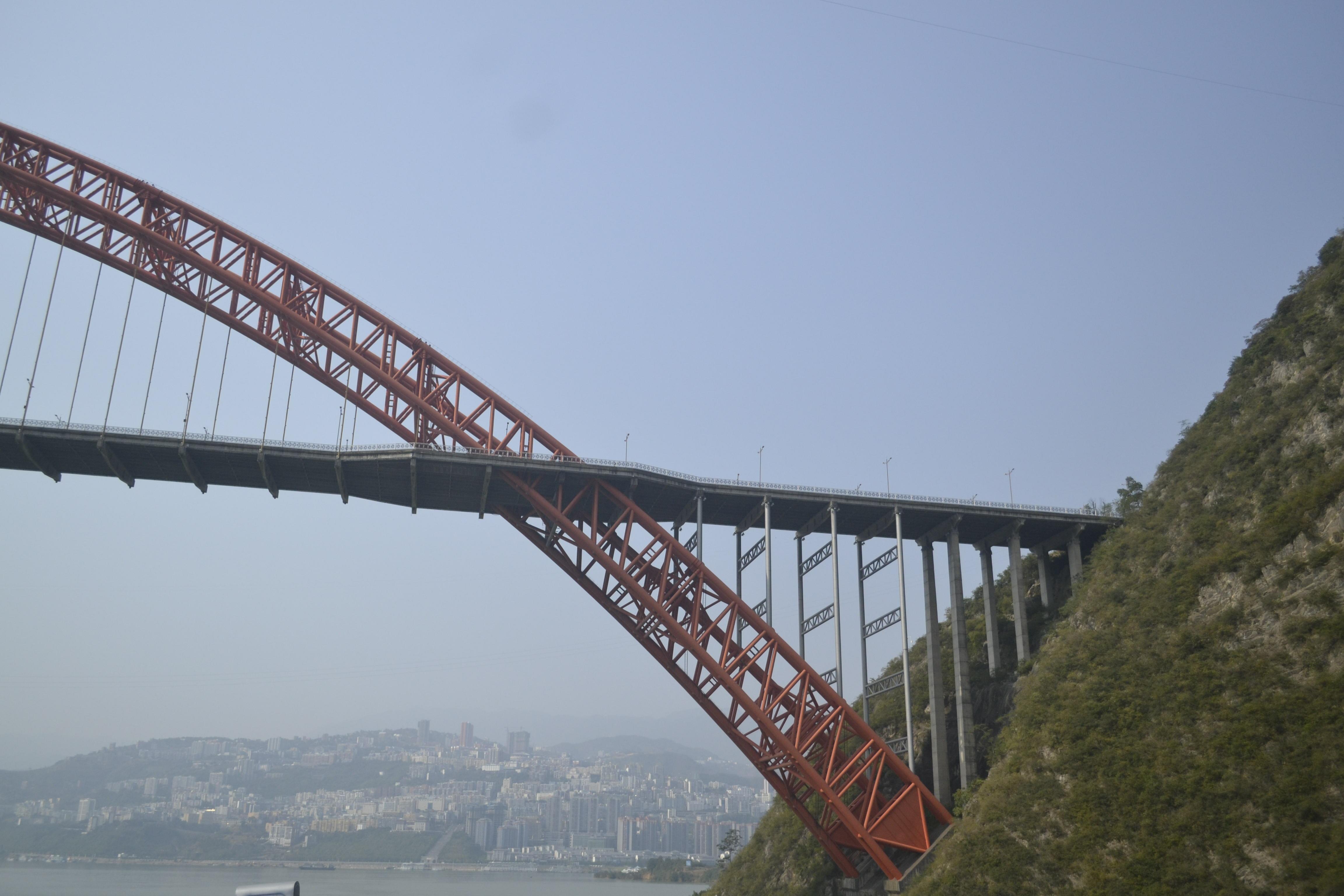 西端入口处,两岸断崖壁立,高数百丈,宽不及百米,形同门户,名"夔门",素