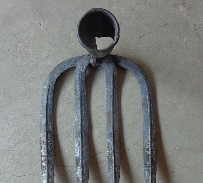 至于说是"插粪耙",应该是铲除牲畜圈内的粪便,齿钉形式便于扒拉.