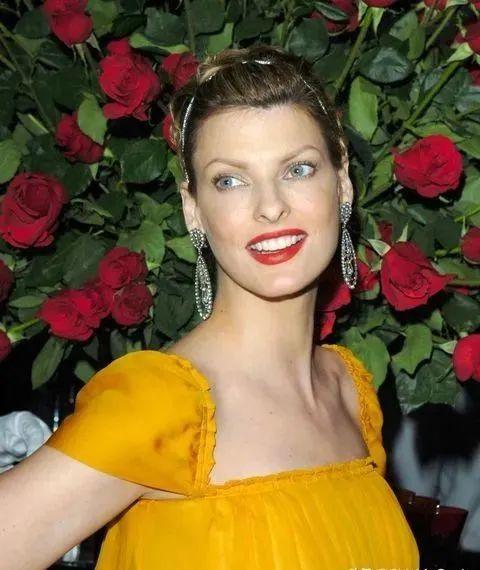 现在linda evangelista也正在跟帮她执行疗程的医美诊所进行官司中