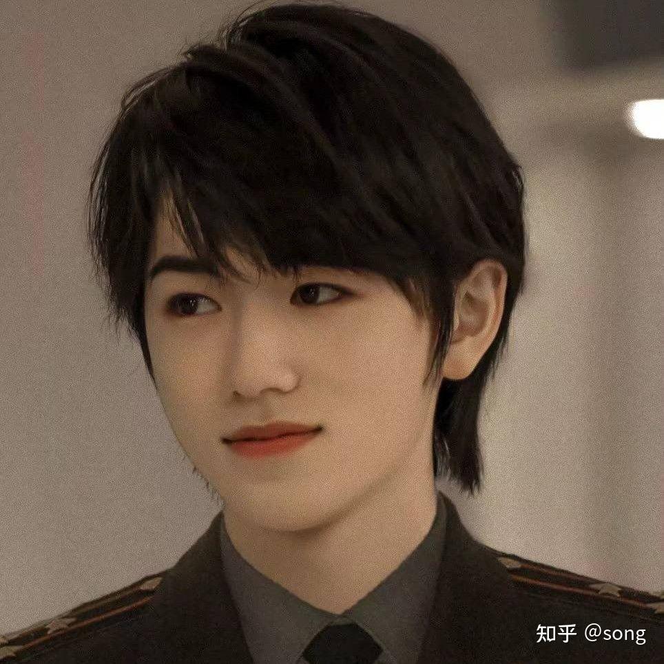 无意间看到宋亚轩这个军装图谁有原图,或者清晰一点的图 那个姐妹,给