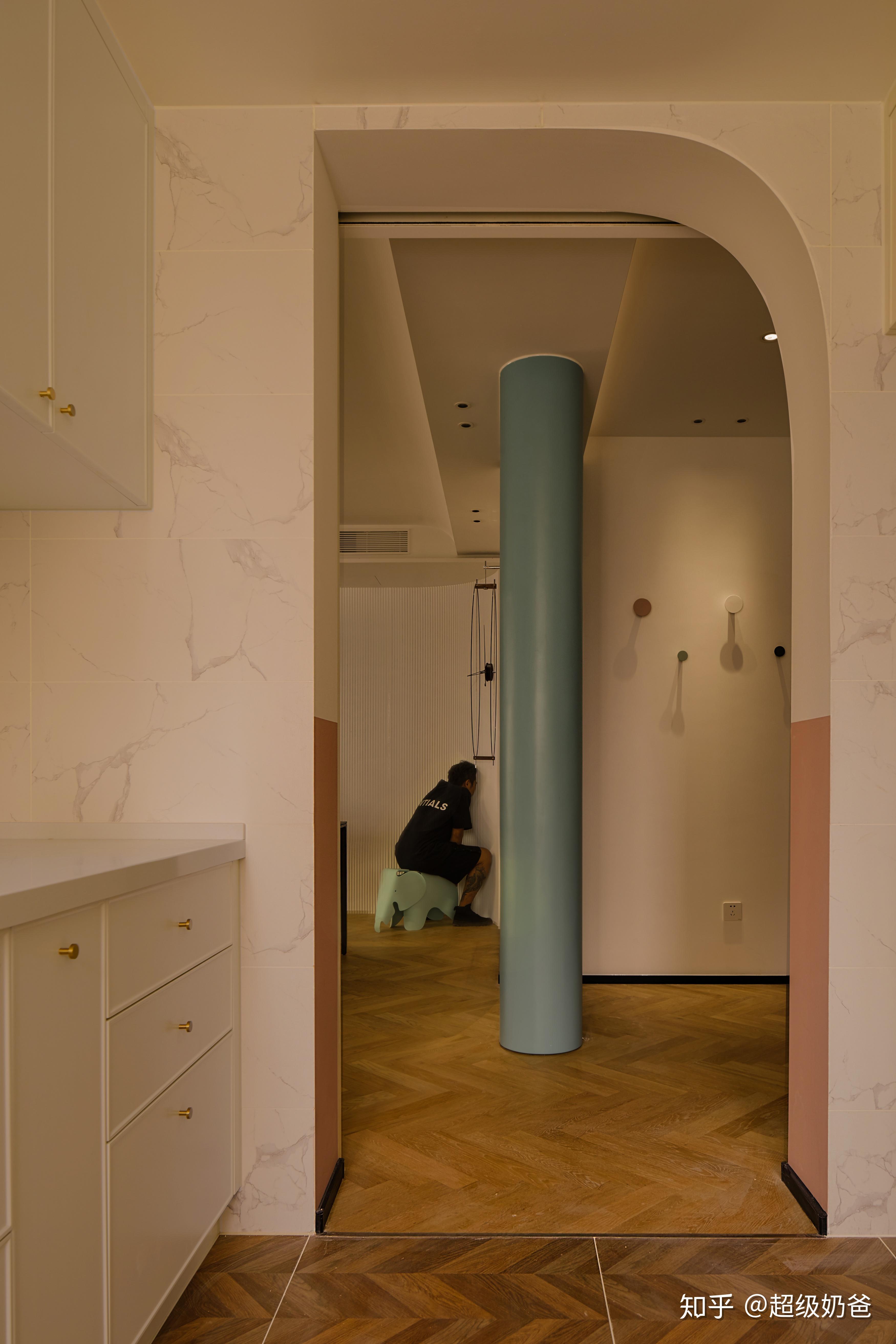 对称半圆弧门洞 共用移门厨房和储藏室采用对称半圆弧门洞形式