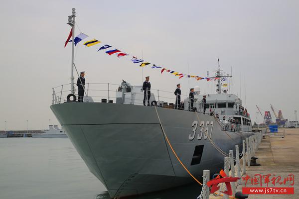 驻港部队去年接收的首艘复产的074型登陆艇