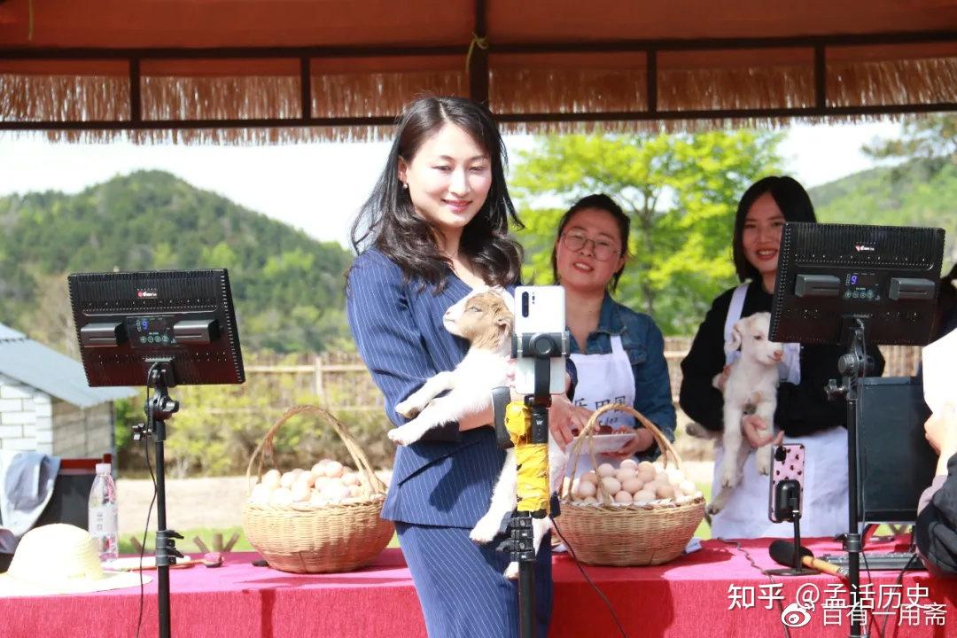 曾在太湖县挂职副县长的唐翔在直播安徽金寨县副县长蔡黎丽与贺娇龙