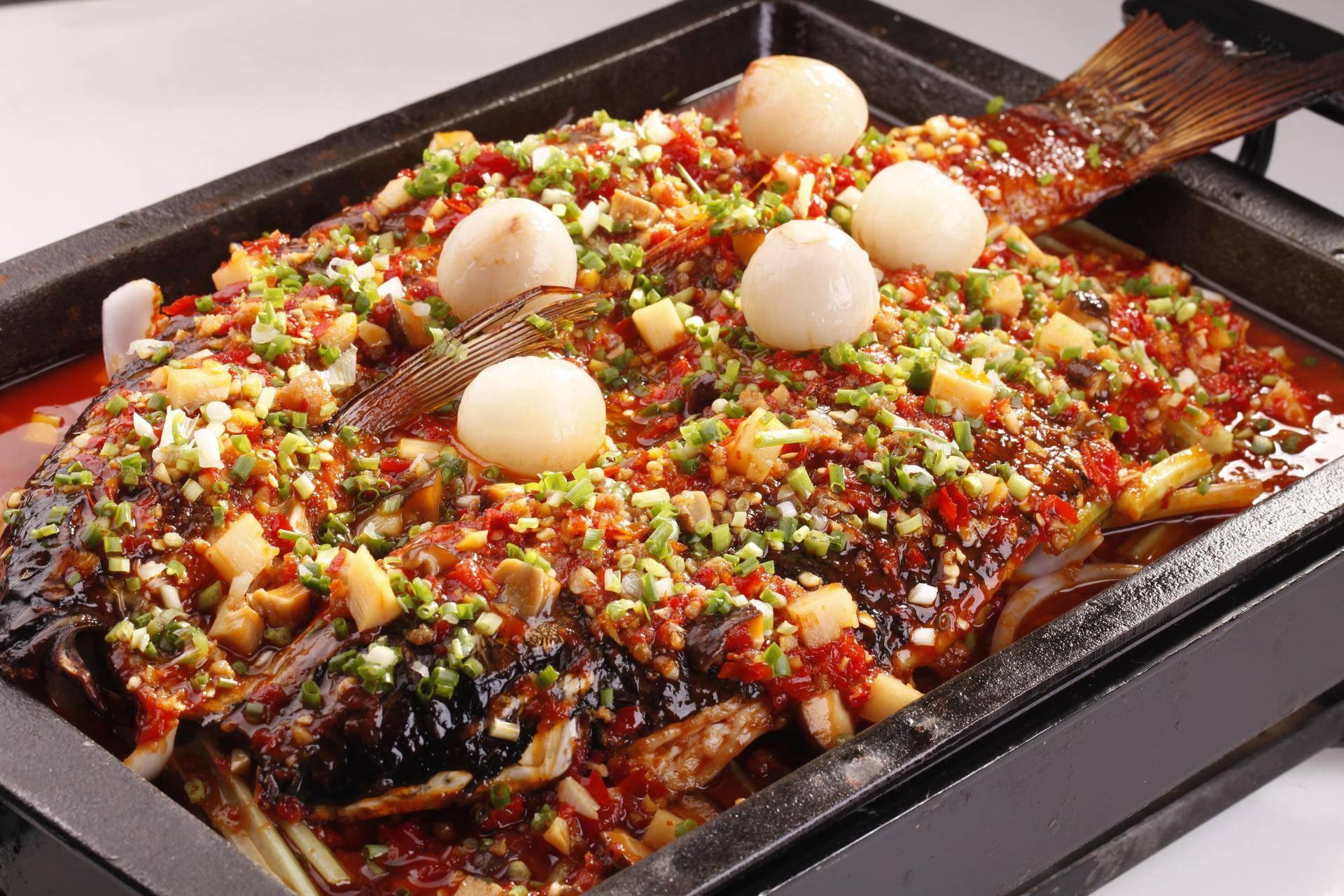 这种带汤汁的烤鱼特别鲜美,既保留了单独烤鱼的焦香,汤汁,配菜,鱼的