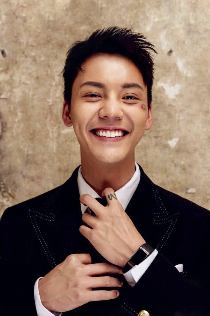 你离陈伟霆的酒窝只差一个洁面的距离