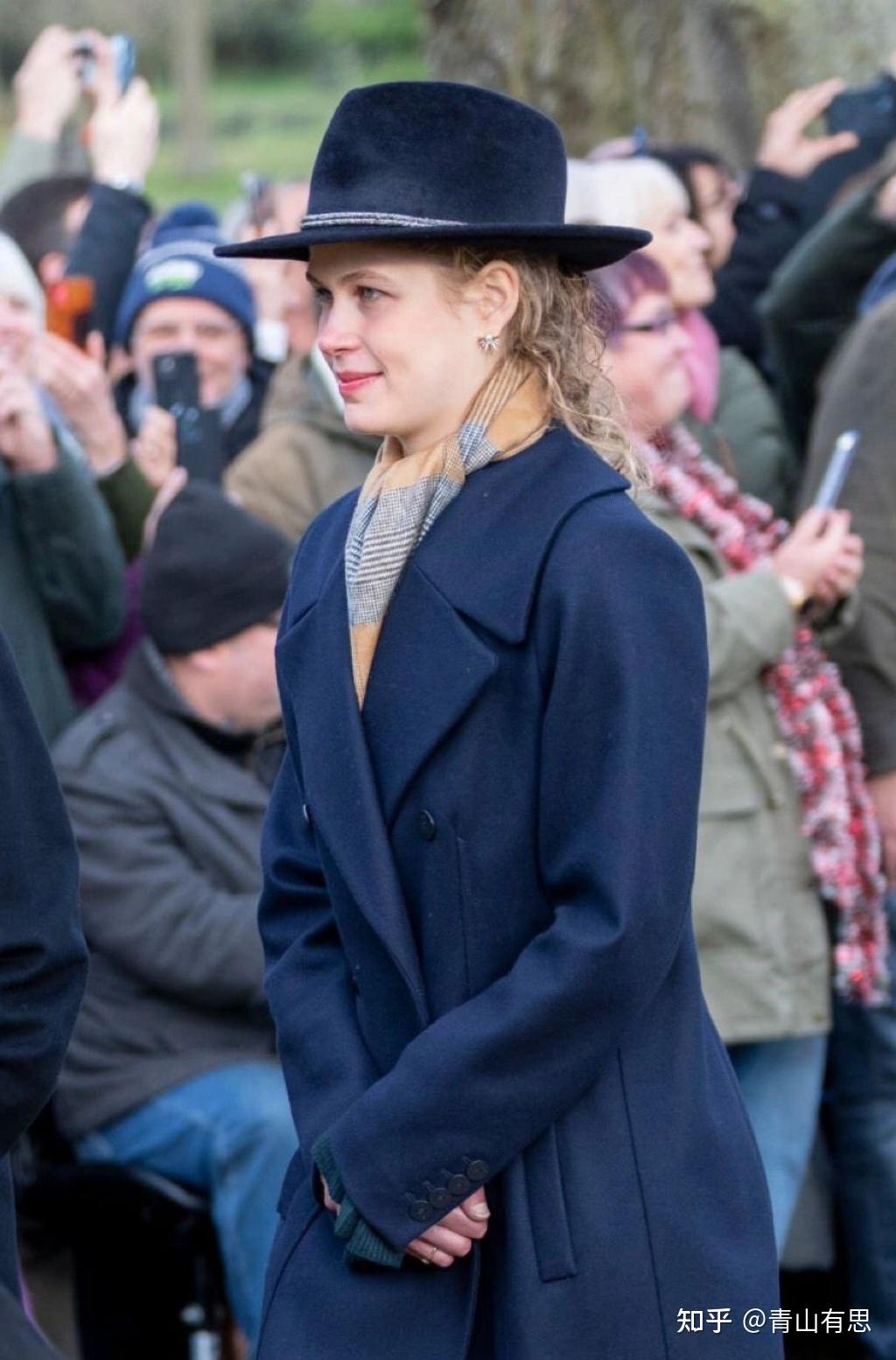 英王室浩浩荡荡参加圣诞日礼拜威尔士三宝的小叔叔帅呆了