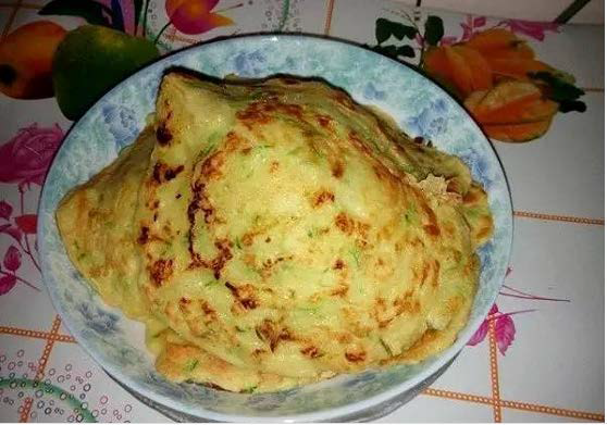 青蛙,船,元宝等等,现在除了纸飞机,其他基本都忘了怎么折 了;黄草纸