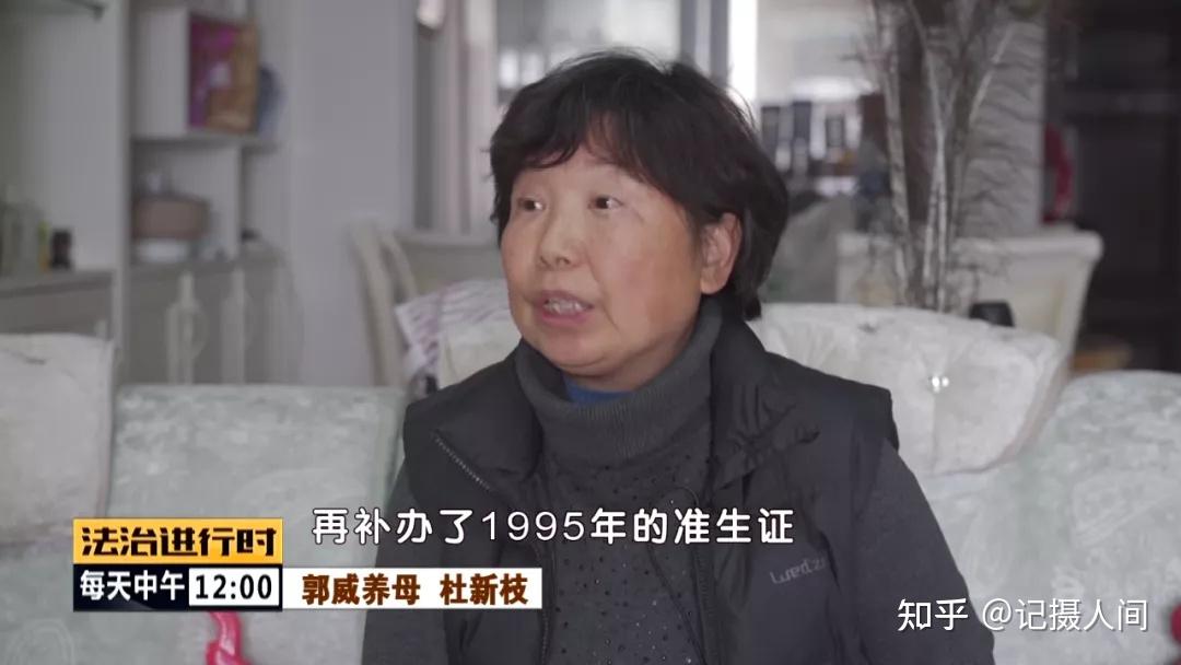 杜新枝夫妇都是河南当地的个体商人,28岁那年,怀孕第